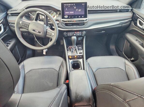 3C4NJDDN2TT176457 2026 JEEP COMPASS Silver Widok deski rozdzielczej