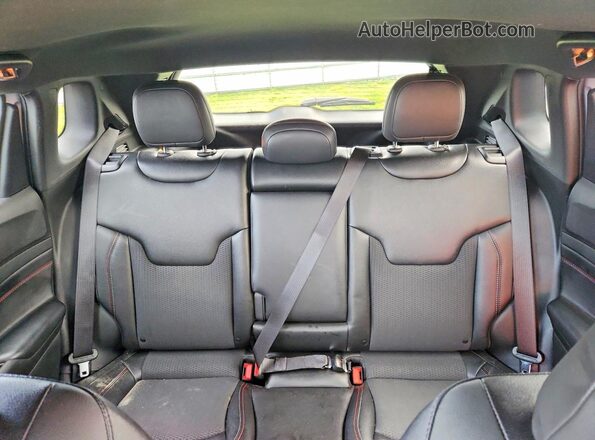 3C4NJDDN2TT176457 2026 JEEP COMPASS Silver Widok tylnych siedzeń