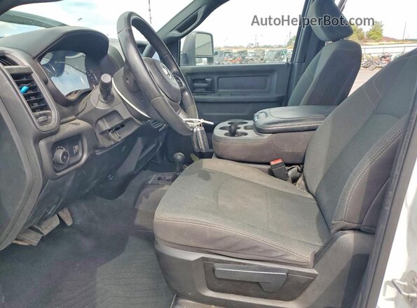 3C63RRGL7PG552275 2023 RAM 3500 White Front interior view