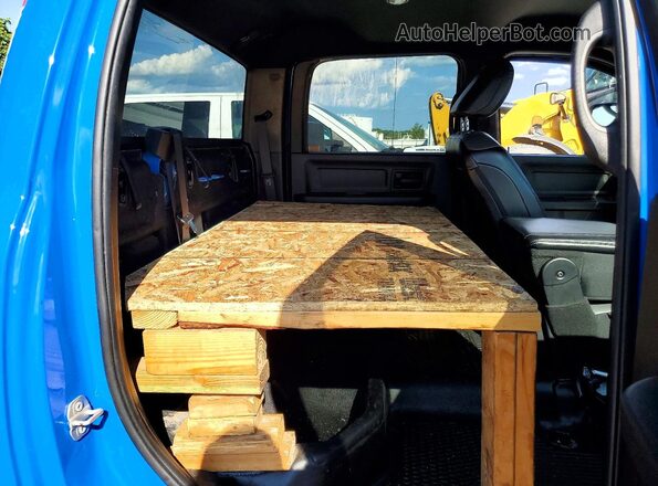 3C63RRGLXRG185696 2024 RAM 3500 Blue Вид задніх сидінь