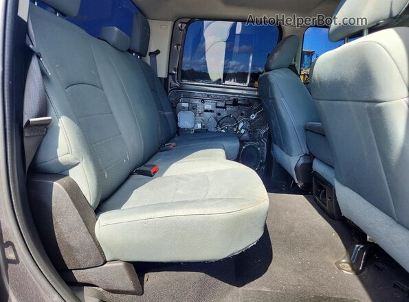 3C6RR7KG1LG152960 2020 RAM 1500 Gray Widok tylnych siedzeń