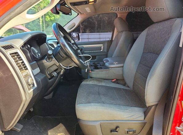 3C6RR7LG2JG226043 2018 RAM 1500 Красный Вид салона спереди