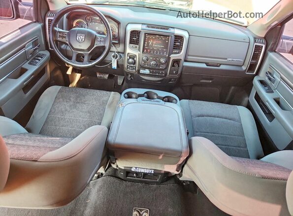 3C6RR7LG2JG226043 2018 RAM 1500 Красный Вид панели приборов