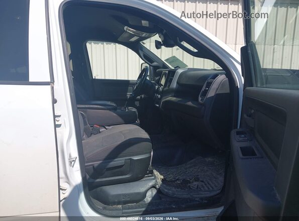 3C6UR5HJ7RG139639 2024 RAM 2500 White Front interior view