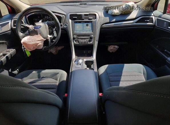3FA6P0H74HR390738 2017 FORD FUSION Red Widok deski rozdzielczej