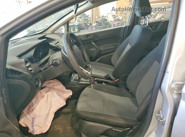 3FADP4AJ9JM108875 2018 FORD FIESTA Серебряный Вид салона спереди