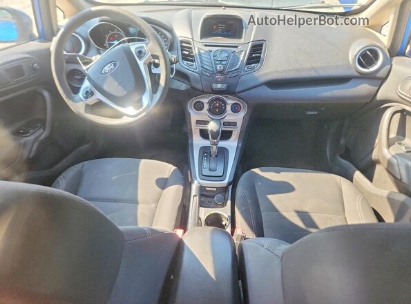 3FADP4EJ9JM135648 2018 FORD FIESTA Синий Вид панели приборов