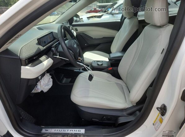 3FMTK3RM6NMA25158 2022 FORD MUSTANG White Widok wnętrza z przodu