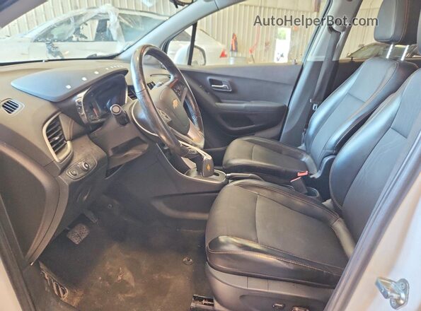 3GNCJLSB2HL257127 2017 CHEVROLET TRAX White Front interior view