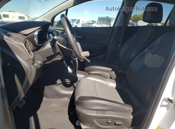 3GNCJLSB3LL229359 2020 CHEVROLET TRAX Белый Вид салона спереди