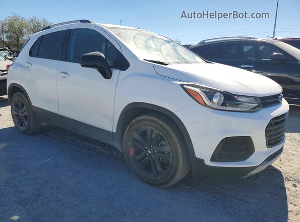 3GNCJLSB3LL229359 2020 CHEVROLET TRAX Белый Передняя правая четверть