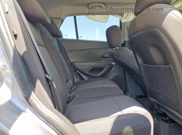 3GNCJPSB5LL129576 2020 CHEVROLET TRAX Silver Widok wnętrza z tyłu