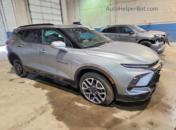 3GNKBERSXSS238395 2025 CHEVROLET BLAZER Серебряный Передняя правая четверть