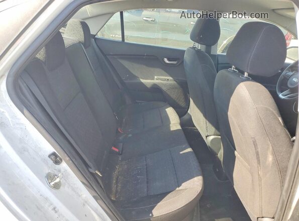 3KPA24AD7LE359364 2020 KIA RIO White Vista de los asientos traseros