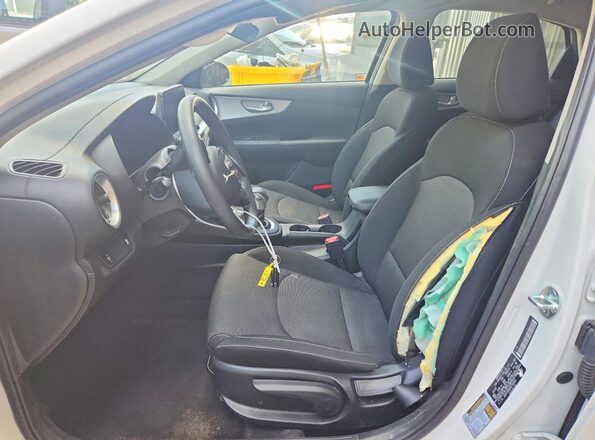 3KPF24AD0RE756462 2024 KIA FORTE White Vista interior delantera