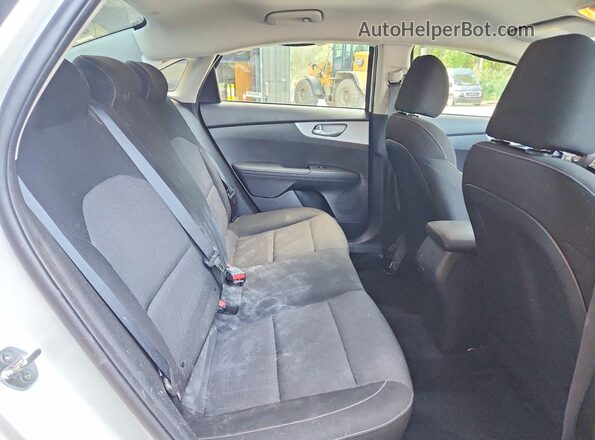 3KPF24AD0RE756462 2024 KIA FORTE White Vista de los asientos traseros