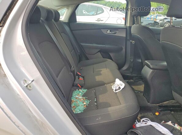 3KPF24AD1ME281915 2021 KIA FORTE Silver Widok tylnych siedzeń