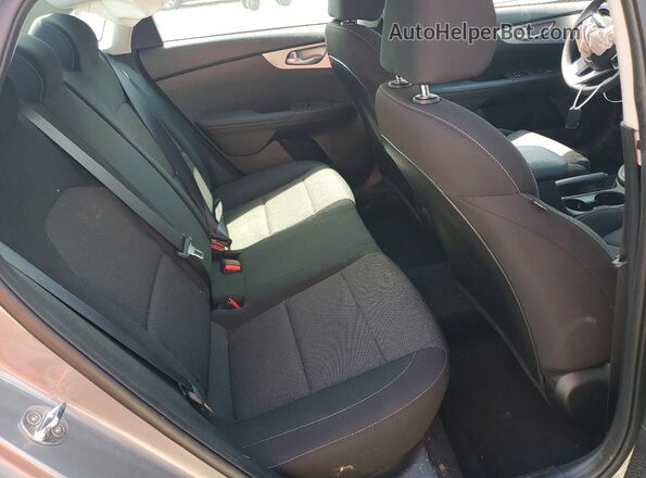 3KPF24AD1NE473031 2022 KIA FORTE Silver Вид задніх сидінь