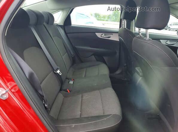 3KPF24AD2RE740229 2024 KIA FORTE Red Widok tylnych siedzeń