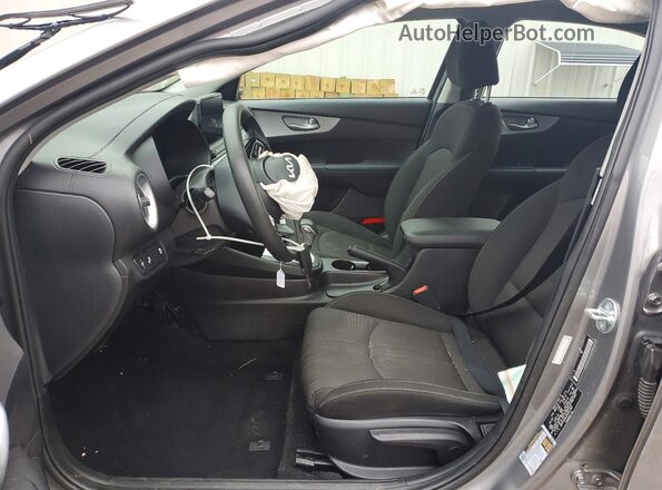 3KPF24AD3PE641982 2023 KIA FORTE Gray Widok wnętrza z przodu