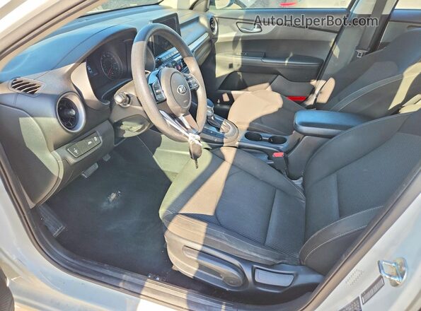 3KPF24AD4ME302269 2021 KIA FORTE White წინა სალონის ხედი