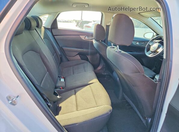 3KPF24AD4ME302269 2021 KIA FORTE White უკანა სავარძლების ხედი