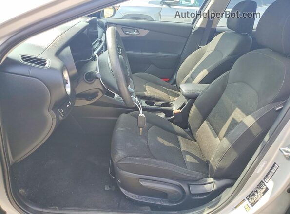 3KPF24AD4ME334266 2021 KIA FORTE Серебряный Вид салона спереди