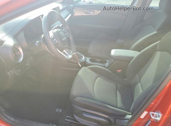 3KPF24AD4NE488025 2022 KIA FORTE Orange Вид салону спереду