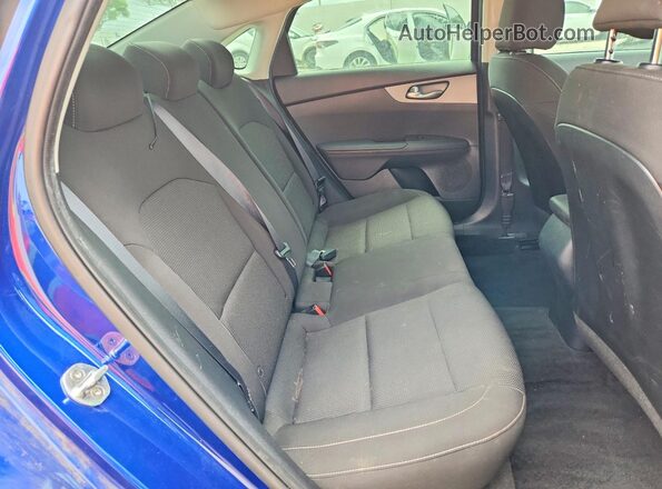 3KPF24AD5LE252495 2020 KIA FORTE Blue Widok tylnych siedzeń