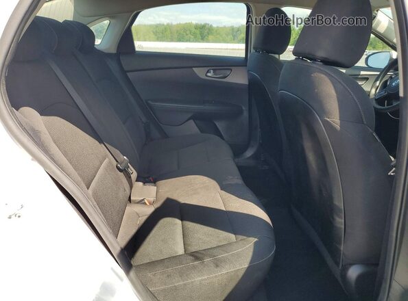 3KPF24AD5ME298605 2021 KIA FORTE White Vista de los asientos traseros