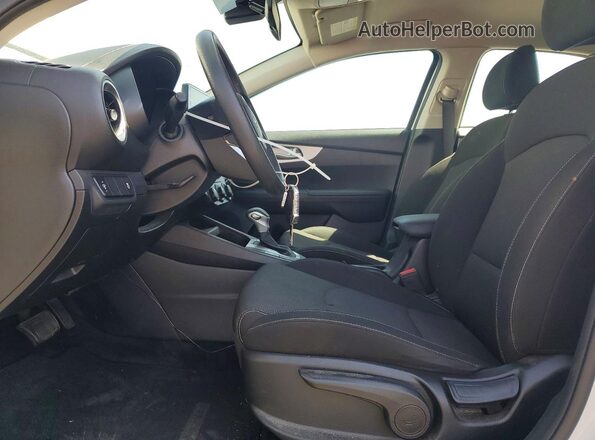 3KPF24AD5PE560725 2023 KIA FORTE White Widok wnętrza z przodu