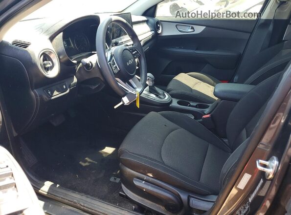 3KPF24AD5PE633494 2023 KIA FORTE Угольный Вид салона спереди