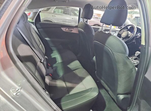 3KPF24AD5RE751841 2024 KIA FORTE Silver Vista de los asientos traseros