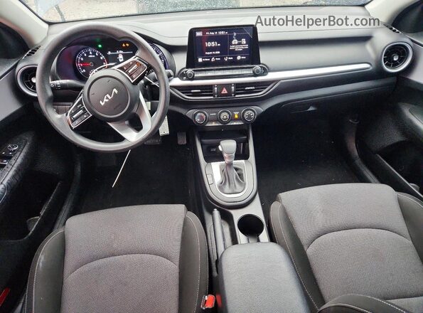 3KPF24AD7PE653858 2023 KIA FORTE Черный Вид панели приборов