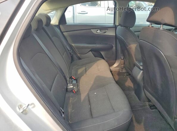 3KPF24AD8ME287808 2021 KIA FORTE Silver Widok tylnych siedzeń