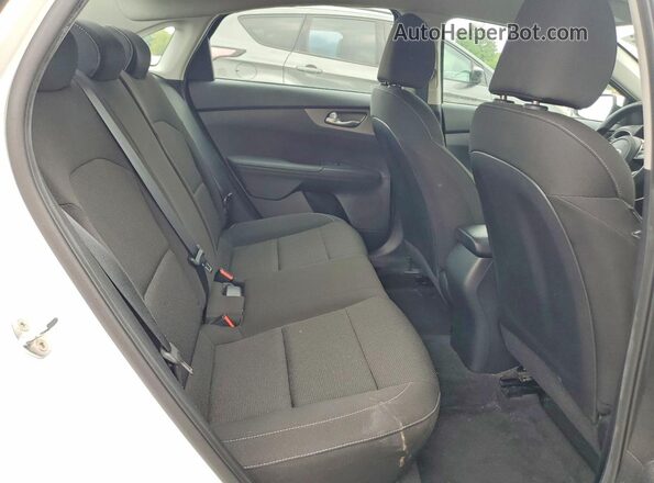 3KPF24AD9ME288448 2021 KIA FORTE White უკანა სავარძლების ხედი