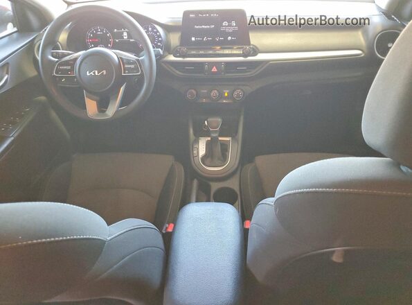 3KPF24AD9PE635250 2023 KIA FORTE Red Vista del salpicadero