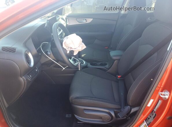 3KPF24AD9PE662352 2023 KIA FORTE Orange Widok wnętrza z przodu