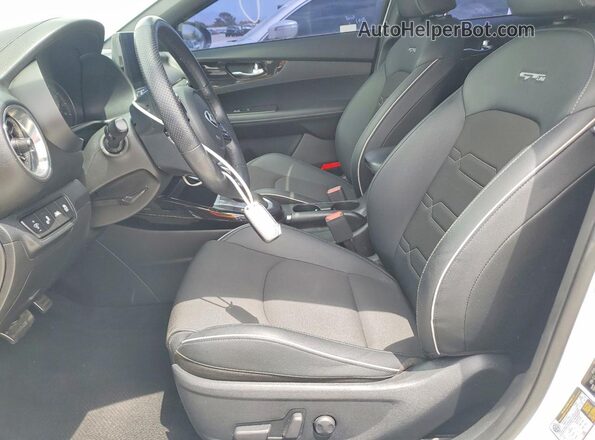 3KPF34AD5ME404340 2021 KIA FORTE White Widok wnętrza z przodu