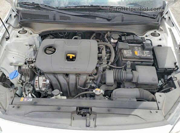 3KPF34AD5ME404340 2021 KIA FORTE White Widok wnętrza z tyłu