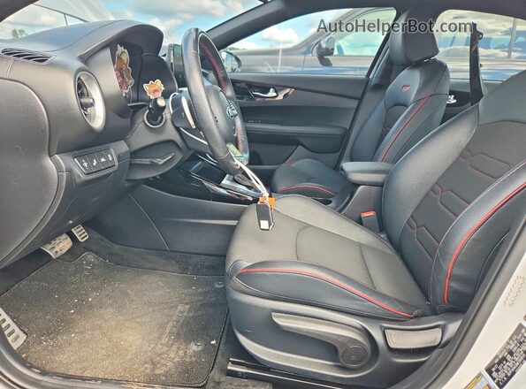 3KPF44AC0ME390819 2021 KIA FORTE White Вид салону спереду