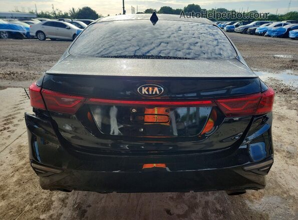 3KPF44AC8ME272596 2021 KIA FORTE Black Rear view
