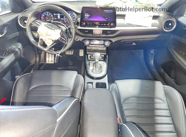 3KPF54AD7PE594561 2023 KIA FORTE White Widok deski rozdzielczej