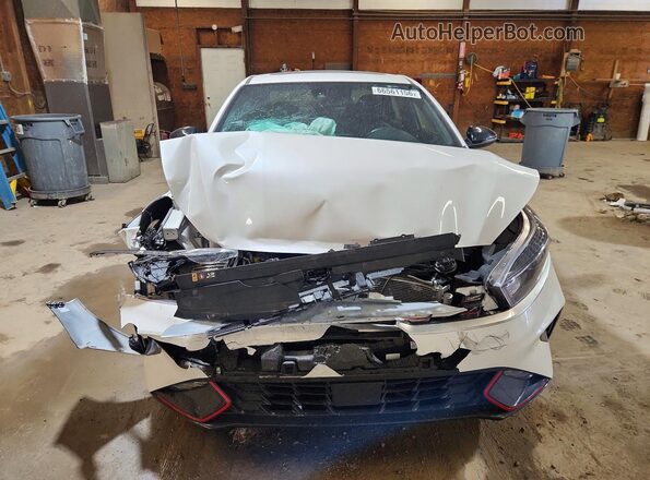 3KPF54AD7PE594561 2023 KIA FORTE White Widok z przodu