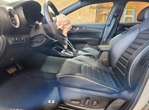 3KPF54AD7PE594561 2023 KIA FORTE White Widok wnętrza z przodu