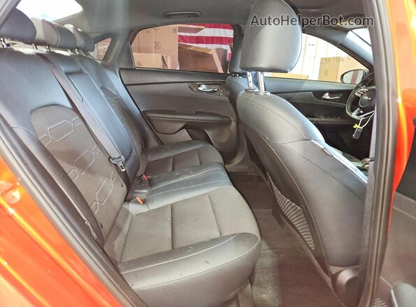 3KPF54AD7PE658887 2023 KIA FORTE Orange უკანა სავარძლების ხედი