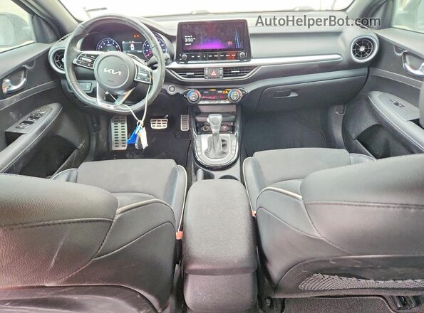 3KPF54AD7PE676404 2023 KIA FORTE Серый Вид панели приборов