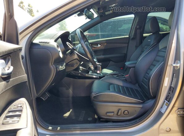 3KPF54AD9PE568558 2023 KIA FORTE Silver Front interior view
