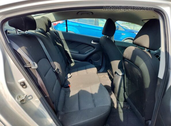 3KPFK4A70HE097517 2017 KIA FORTE Silver Vista de los asientos traseros