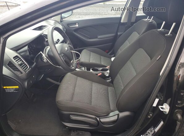 3KPFK4A76HE063372 2017 KIA FORTE Black Widok wnętrza z przodu